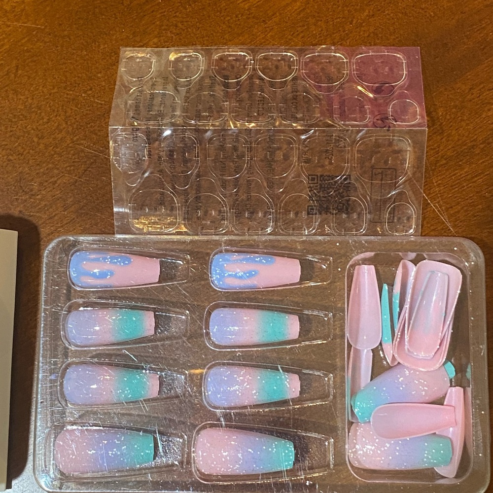 NWT take home nail art kit includes many nails, the adhesives dual emery board - Picture 10 of 15